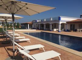 Malhadais Villa Sleeps 8 Pool WiFi, hotel i Malhadais