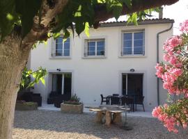 Beautiful village villa with private pool, vacation home in Olonzac
