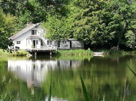 La maison du lac, lodge in Cul-des-Sarts