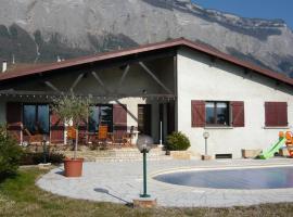 Villa avec vue, hotel with parking in Biviers