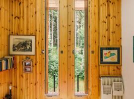 CENTRAL WOODEN CHALET WITH FOREST VIEW, fjallaskáli í Madonna di Campiglio