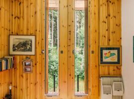 CENTRAL WOODEN CHALET WITH FOREST VIEW, hotel em Madonna di Campiglio