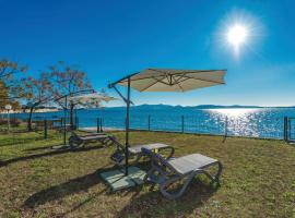 Villa Amfora - First row by the sea, hotel en Bibinje