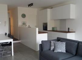 Nieuw 2 Slaapkamer Appartement van 90 m², hotell i Kortrijk