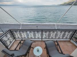 Amazing condo by the beach: Loutraki şehrinde bir spa oteli