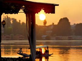 Houseboat Lily of Nageen, hotel cerca de Hazratbal Mosque, Srinagar