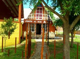 Cabanas Junto al Rio, hotel u gradu Panaholma