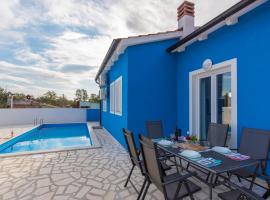 Blue Holiday House with Private Pool, hotelli kohteessa Nova Vas