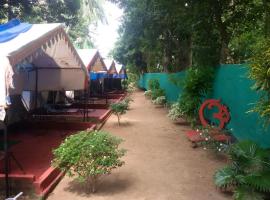 Nature Camp Bhitarkanika Retreat, hotel met parkeren in Righāgarh