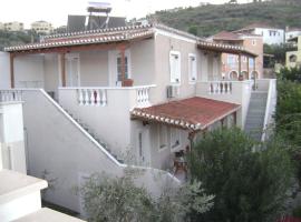 Theo Studios & Apartments: Spetses şehrinde bir otel