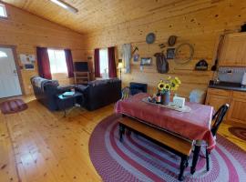 Ranch Mountain Cabin, Stunning! BBQ, Campfire, Hiking, hotel with parking in Monticello