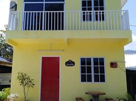 M's Place Chalet Bed&Breakfast, cabin in George Town