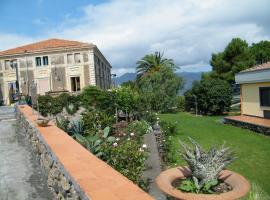 Etna Wine Azienda Agrituristica: Passopisciaro'da bir havuzlu otel