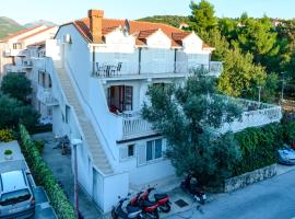 Villa Adria Apartments، فندق مع موقف سيارات في كافتات