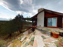 Hideout Ft Abajo 2 BR Cabin, Stunning Views, Secluded!, chalet i Monticello