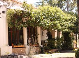 Hosteria y Cabañas Los Mimbres โรงแรมที่มีที่จอดรถในSan Esteban