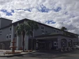 Days Inn & Suites by Wyndham Bonita Springs North Naples, hotelli kohteessa Bonita Springs