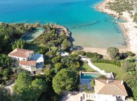 Villa Iris - Luxury traditional beachfront villa with swimming pool, hotel in Koilás