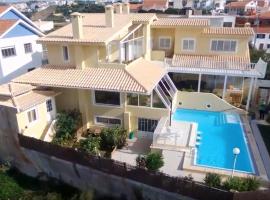 Sea House Apartment with Pool near Ericeira's great surf spots, hotel i Ribamar