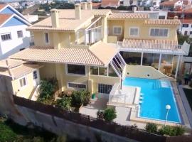 Sea House Apartment with Pool near Ericeira's great surf spots, готель у місті Рібамар