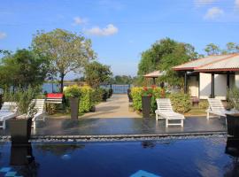 Flower Garden Lake Resort: Tissamaharama şehrinde bir konukevi
