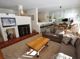 Cozy 1 Bedroom East Vail Condo #2C. Shuttle, Hot Tub, and Market on Site., hotel i Vail