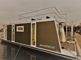 Cozy floating boatlodge "Maastricht"., chalet de montaña en Maastricht