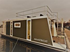 Cozy floating boatlodge "Maastricht"., hotel v mestu Maastricht