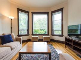 Wrigley Oasis! Steps from the Field! - 3BD 1BA, ξενοδοχείο στο Σικάγο