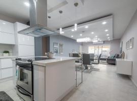 Modern & sleek Apartment, 7 mins from Jobos Beach, hotel Isabelában