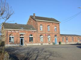 Old village train station، كوخ في Pondrôme