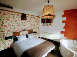 Loboratorio Rural, La Casa de al Lado, hotel in Casas del Abad