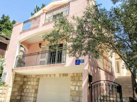 Charming Seaside House next to Beach, בקתה באורביץ'