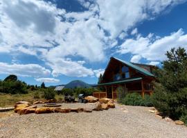 Canyon View Family Cabin, Deck, TV Room, Games, BBQ, Campfire, holiday rental in Monticello
