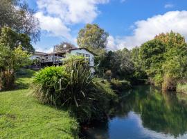 Classical Lockwood house nearby the stream, cabana o cottage a Rotorua