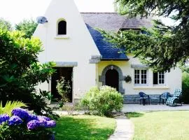 Fontaine Blanche River View, Large Patio & Garden in Central Brittany with Starlink WiFi