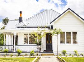 White Cottage, готель біля визначного місця Скульптуреум, у місті Матакана