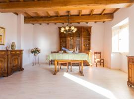 Villa Costanzi: Comfy Apartment Below The Cucco – apartament w mieście Fossato di Vico