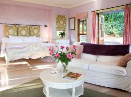 The Spotted Chook and Amelie's Petite Maison, accommodation in Montville