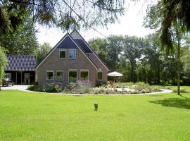 Rural holiday home with terrace, căsuță din Zuidwolde