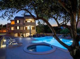 Villa in Razanac with Pool near Pebble Beach, Hotel in Ražanac