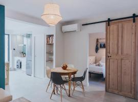 Malaga Beach House, 2 city bikes, 2 children's bikes, WiFi, BIG terrace, BBQ, Family, Childfriendly, Hotel in M&aacute;laga