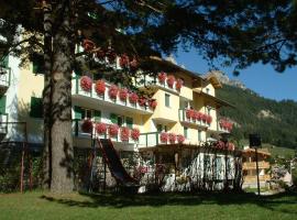 Hotel Montana, hotel near QC Terme Dolomiti, Pozza di Fassa