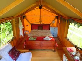 Omarama Oasis - Permaculture Glamping, luxury tent in Pohara