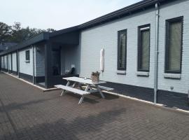 4 persoons appartement - ook te boeken voor 6 personen!, hotel with parking in Bakkeveen