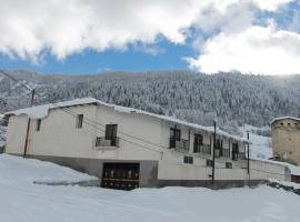 Maia's Guesthouse, hotel with parking in Chvabiani