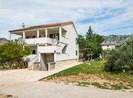 Apartman Iva-family holiday 250 m from pebble beach, bed and breakfast en Seline