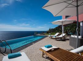 Luxury Ocean Front Villla, hotel de lujo en Calheta