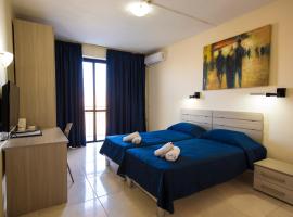 Relax Inn Hotel: St Paul's Bay şehrinde bir otel