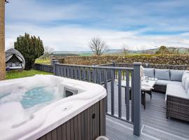 The Gate Lodge - Hot Tub 1 bedroom, log burner، فندق في Lowick